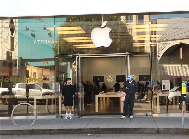 Một cửa hàng của Apple tại thành phố San Francisco, bang California, Mỹ. (Ảnh: TTXVN) Media